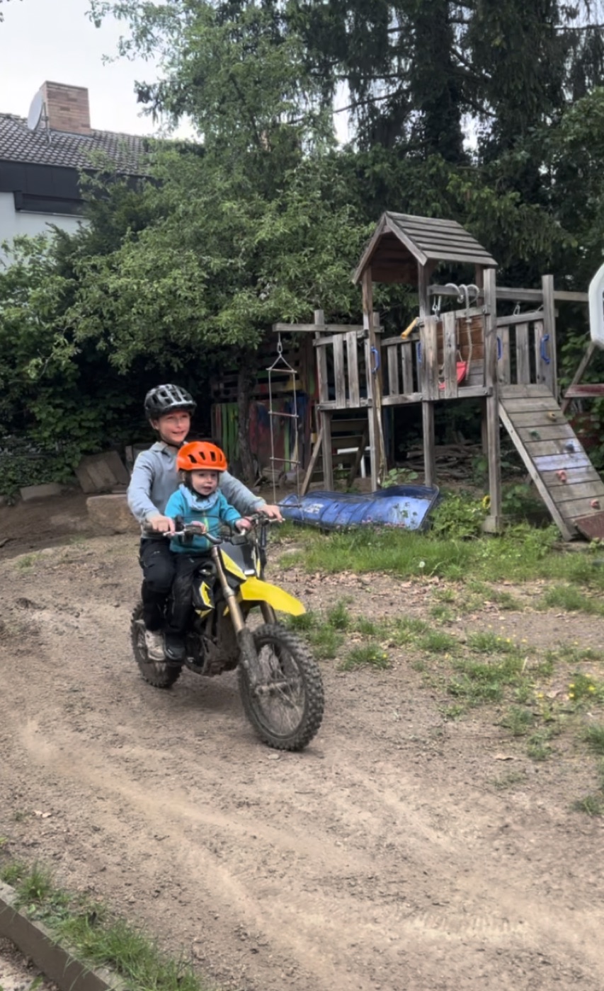 Maximilian mit seinem kleinen Bruder